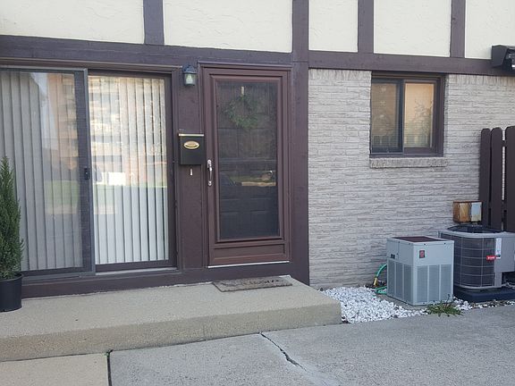3rd image of 1053 Country Club Dr