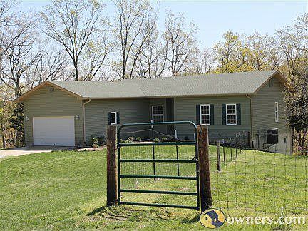 Side fenced area for pets or garden
