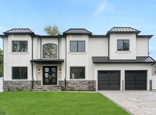 183 Cleenput Ter, Paramus, NJ 07652