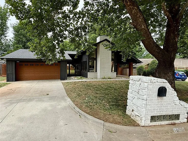 8809 N Kensington Rd — Photo 1