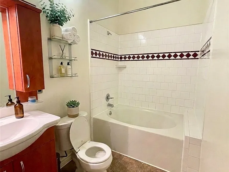 312 W 5th St #201 — Photo 10