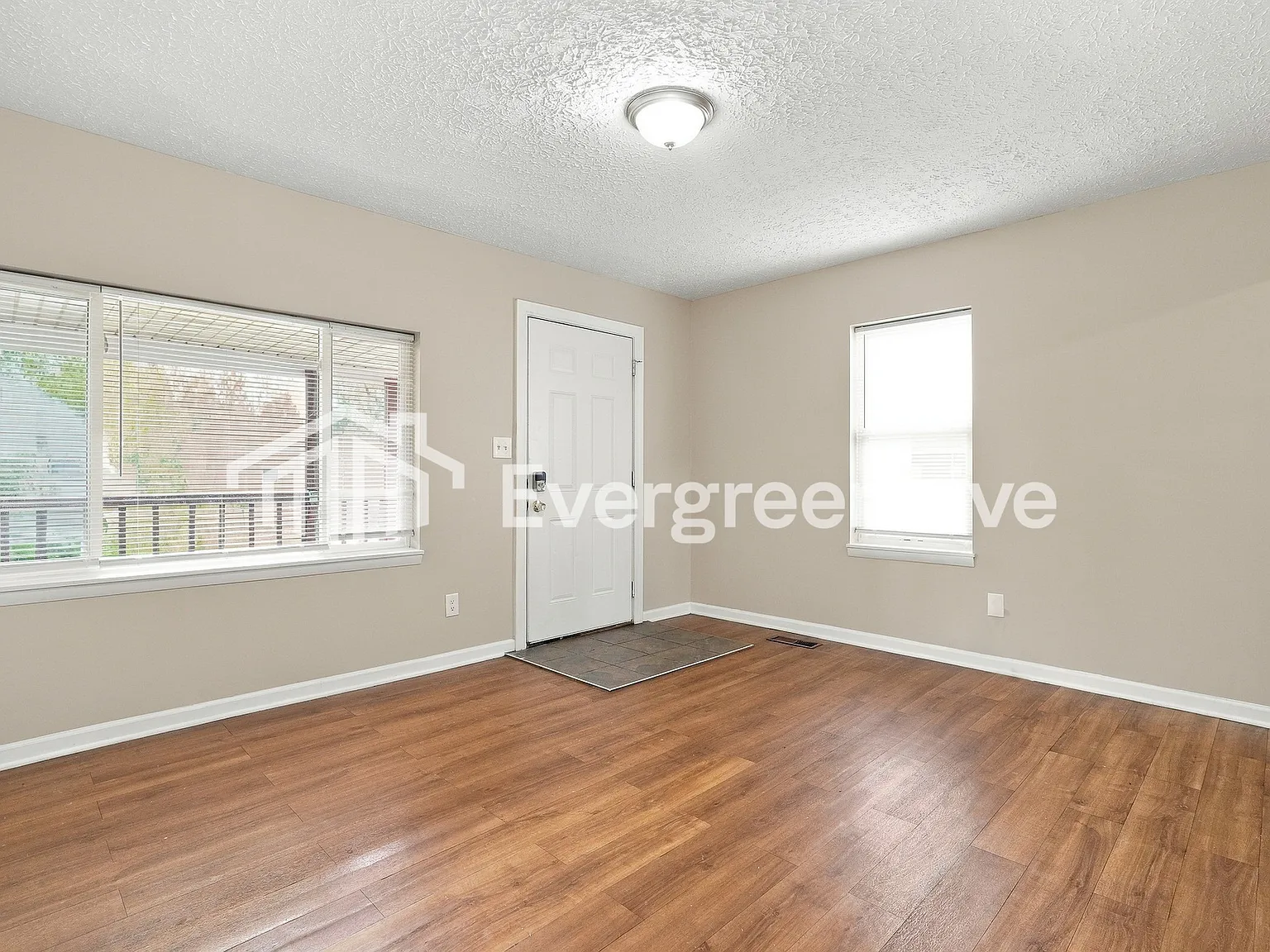 3 bed, 1.0 bath, 1092 sqft, $1,345 — Photo 3