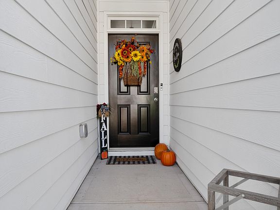 3rd image of 735 Woodstock Grove Dr