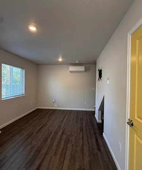 302 Van Trump Ave NE #B — Photo 7