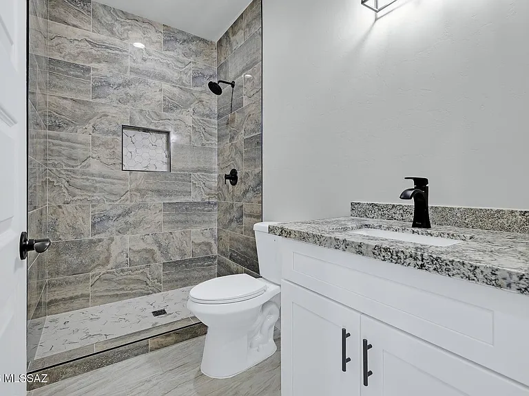 402 W Columbia St — Photo 24
