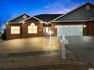 1401 Remington Rd, Pekin, IL 61554