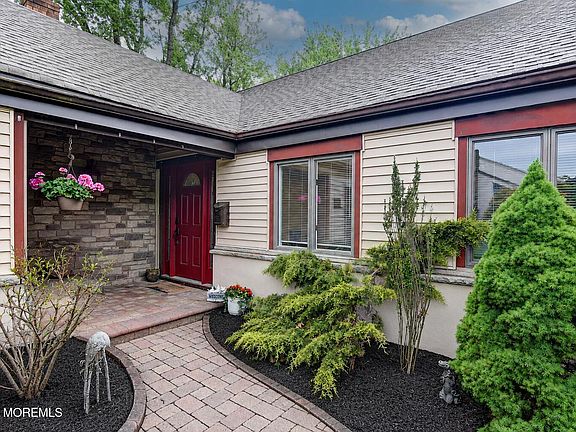 3rd image of 32 Ethan Allen Road