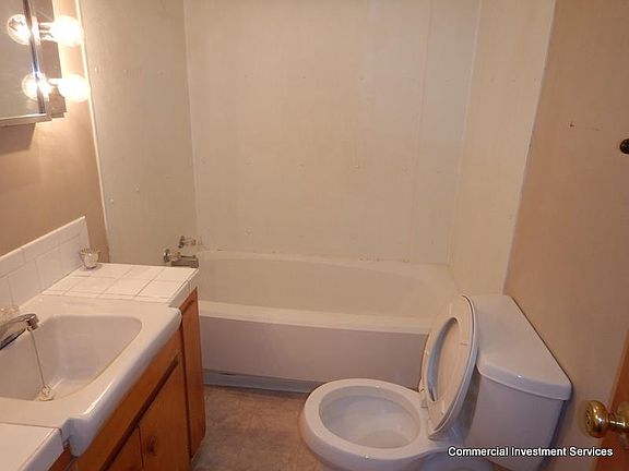 5th image of 905 W 2nd St