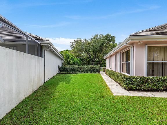 3rd image of 7708 SE BAY CEDAR Circle