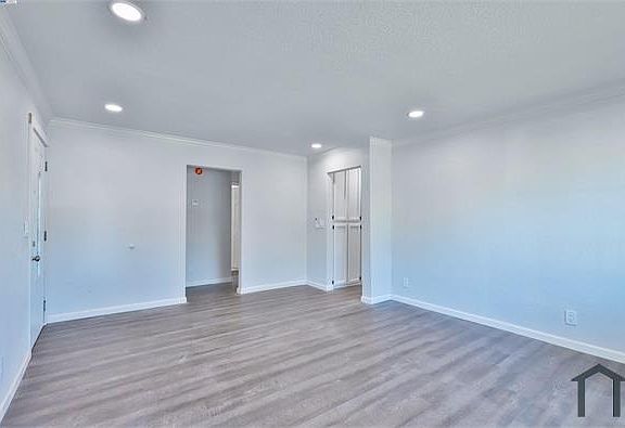 2nd image of 102 Redwood Ave #A-b