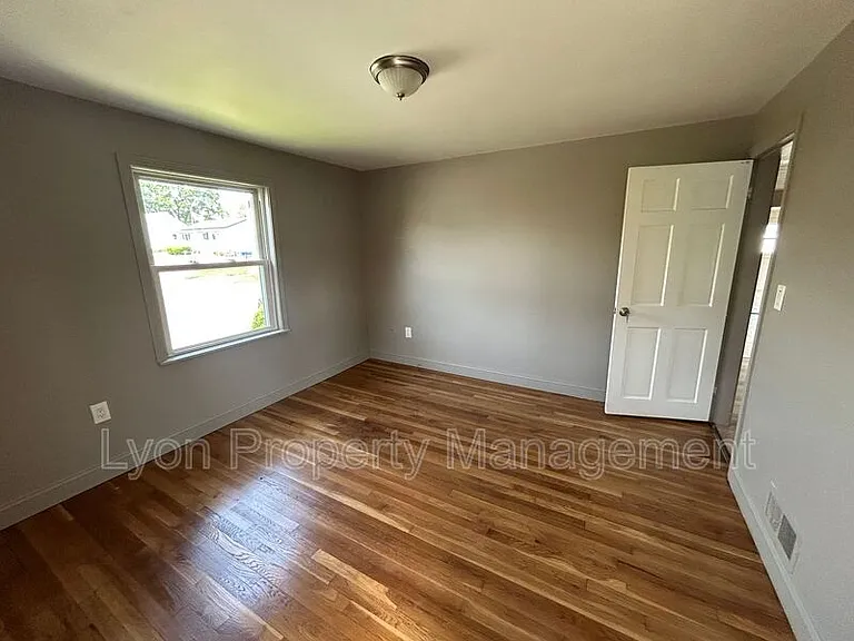 28 Lauder Ave — Photo 9