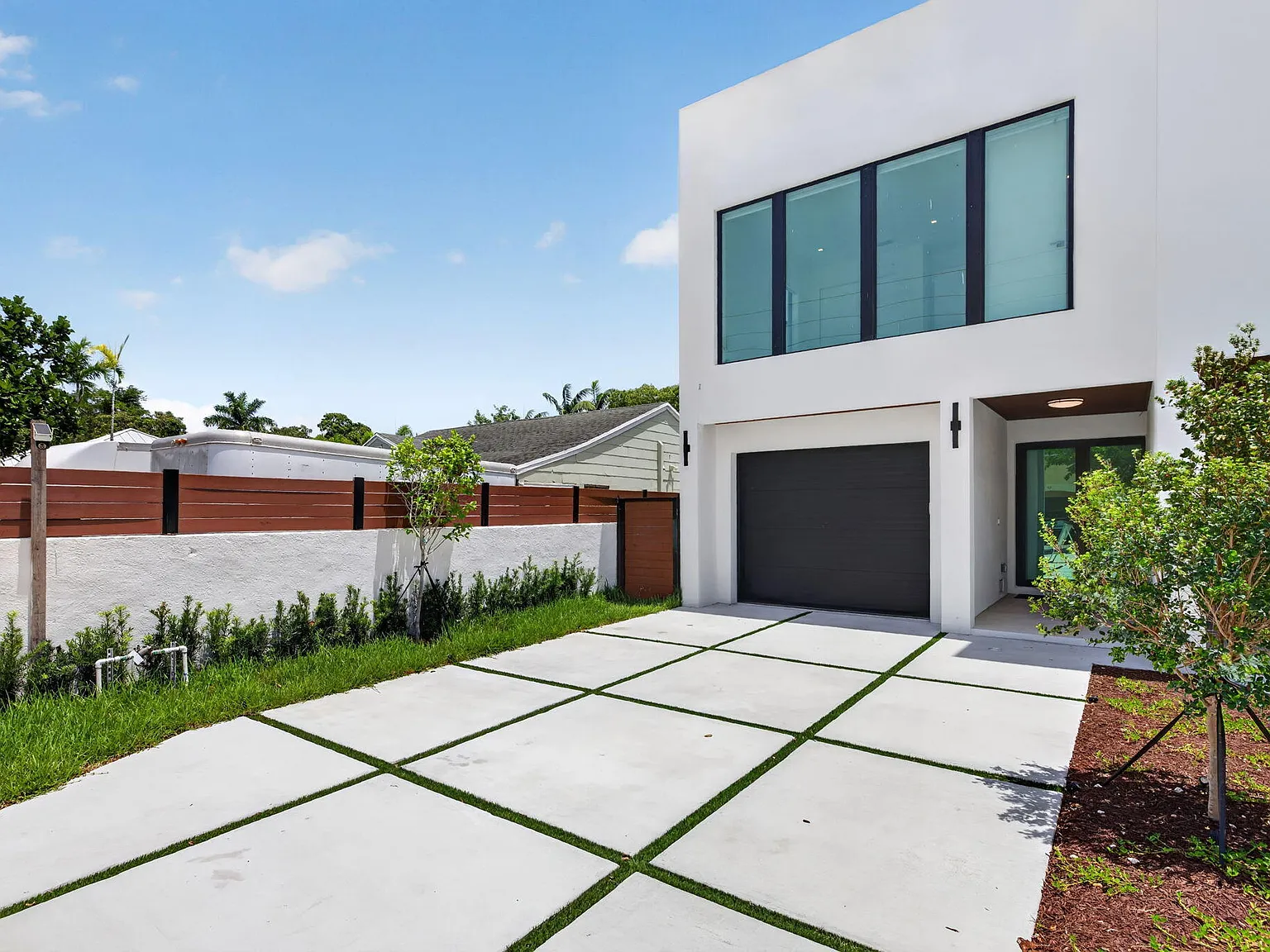 4 bed, 4.0 bath, 2565 sqft, $7,950 — Photo 3