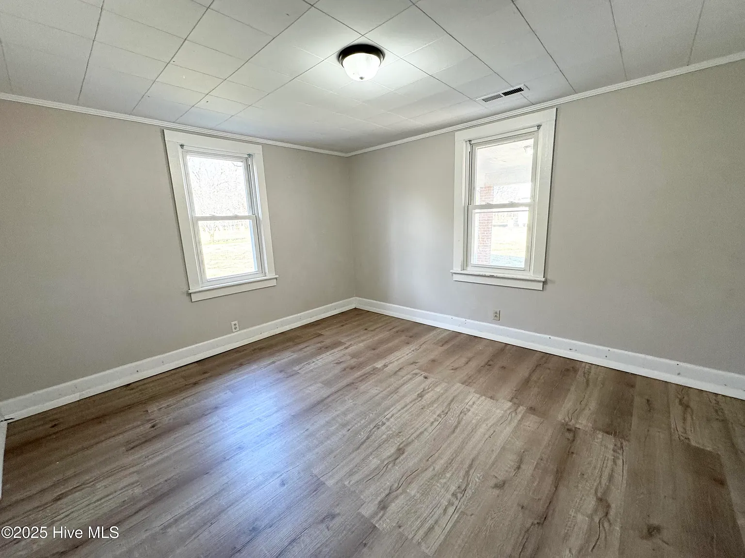 3 bed, 1.0 bath, $1,417 — Photo 2