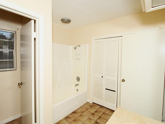 4th image of 205 Forest Oaks Ln