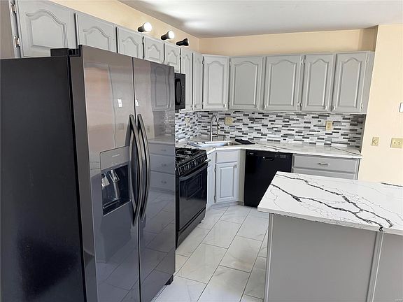 3rd image of 1975 Apple Blossom Ct