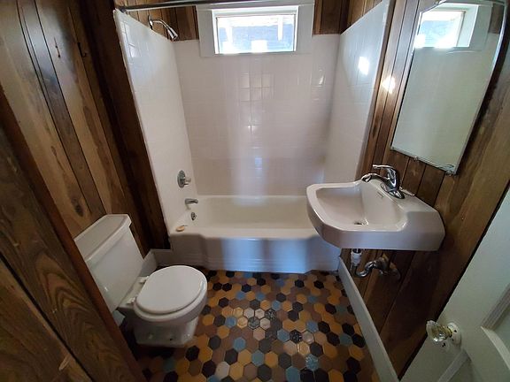5th image of 900 W Market St APT B