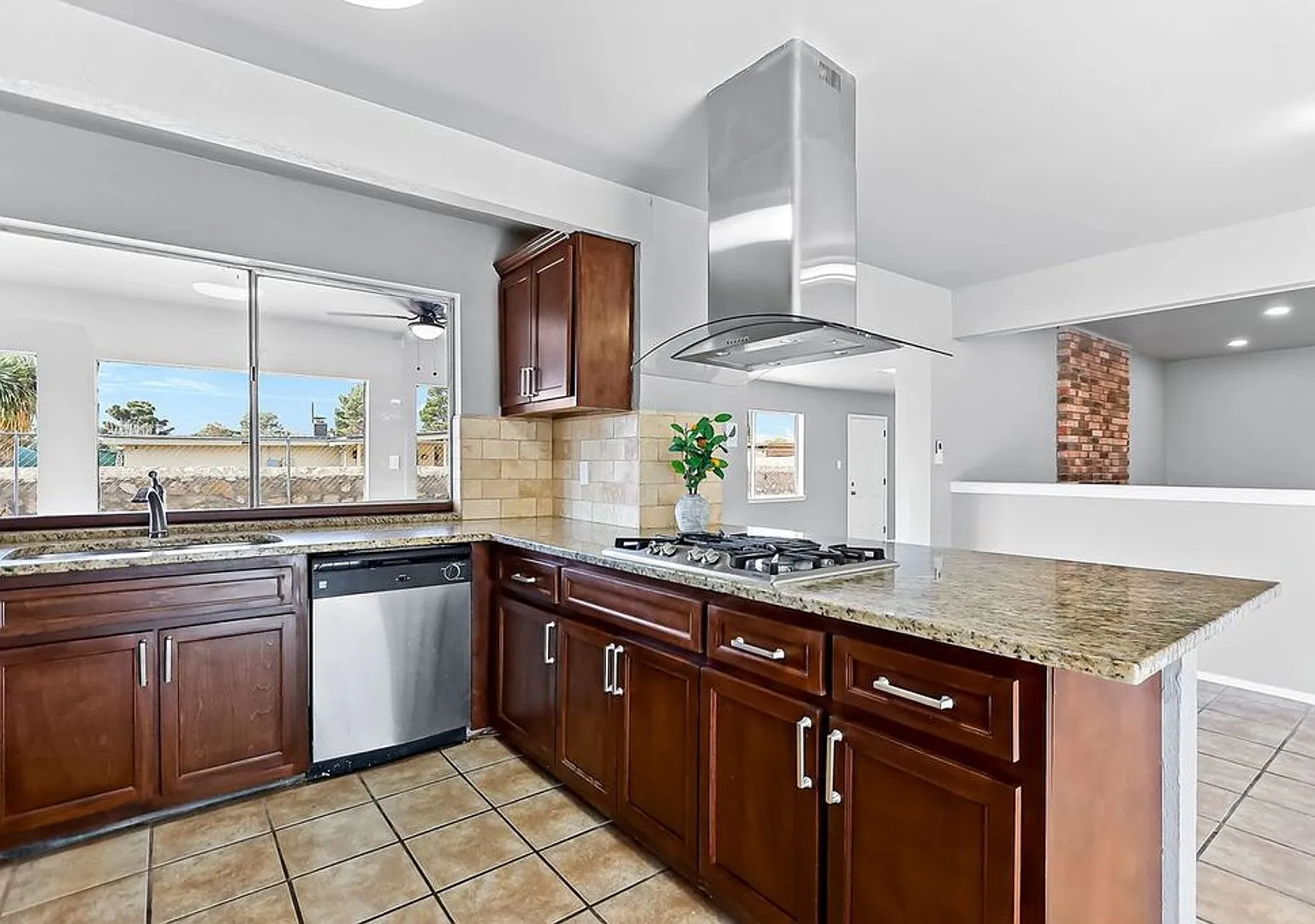 Beautiful East side House 3 bed-2 bath 79928 — Photo 3