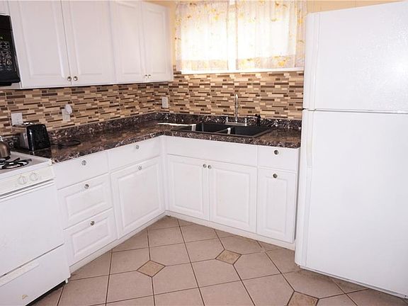 4th image of 654 Frederick Blvd