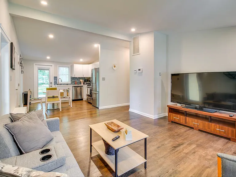 3218 Highland Dr SE — Photo 4