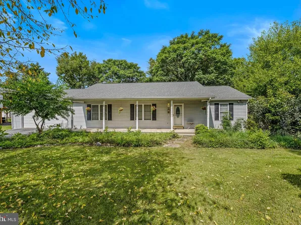 455 Willis Dr, Bunker Hill, WV 25413