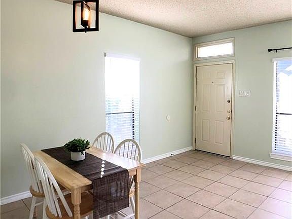 4th image of 915 W 22nd St #1/2-102