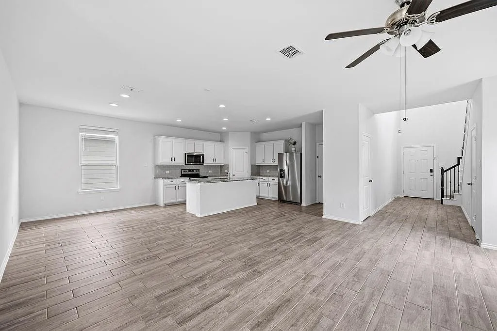 3 bed, 3.5 bath, 2064 sqft, $2,700 — Photo 3