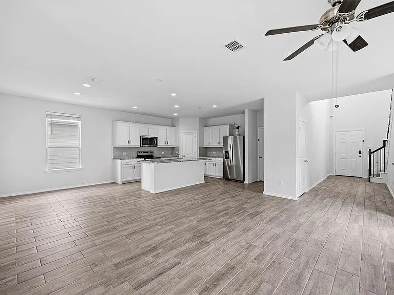1024 Runnels Ln — Photo 3