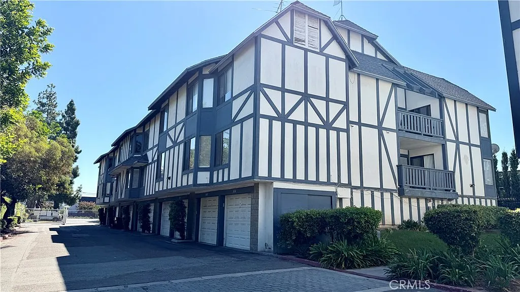 3 bed, 1026 sqft, $3,150 — Photo 1