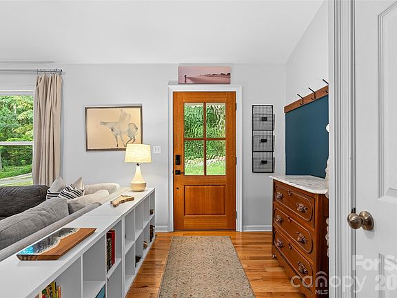 5th image of 102 Iris St