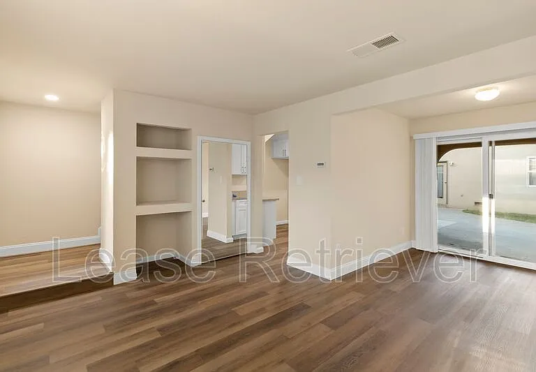 940 Palm Cir — Photo 2