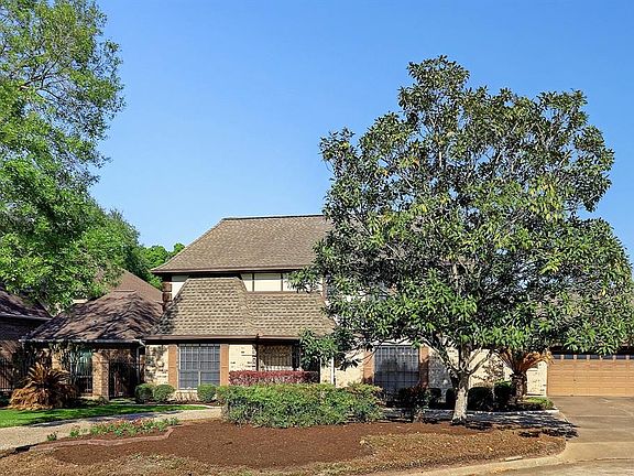 Front yard offers lots of landscaping opportunities and a mature Magnolia tree