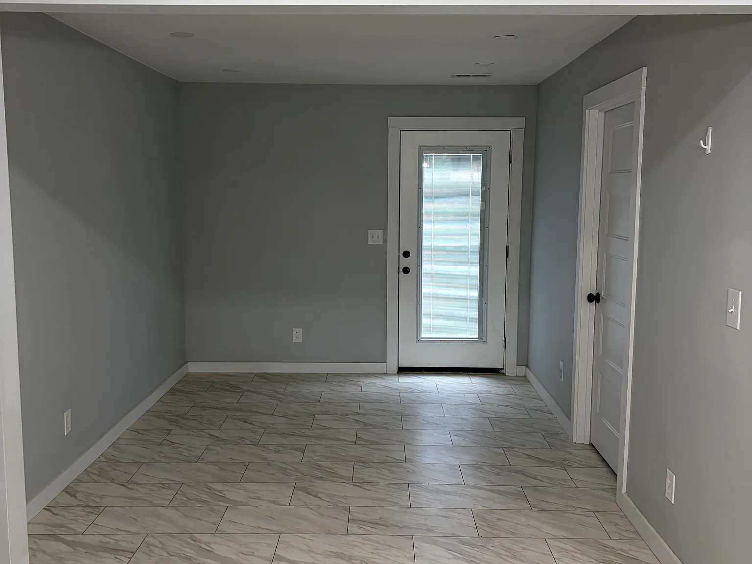 3 bed, 2.5 bath, 1512 sqft, $2,160 — Photo 3