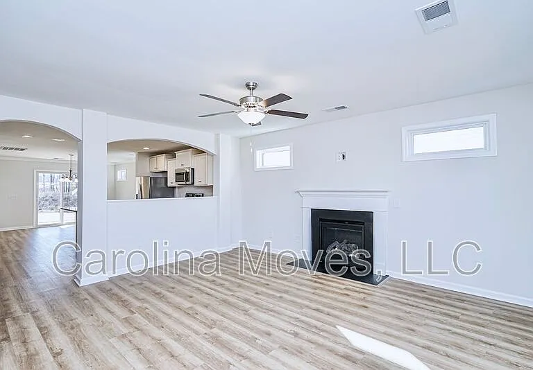 400 Chinchilla Dr — Photo 3