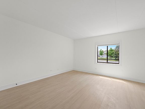 5th image of 10 E Fountainview Ln APT 1B