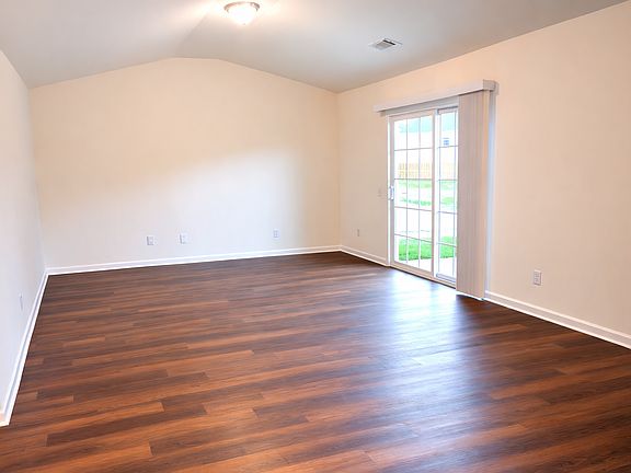 4th image of 62 Roseberry Cir
