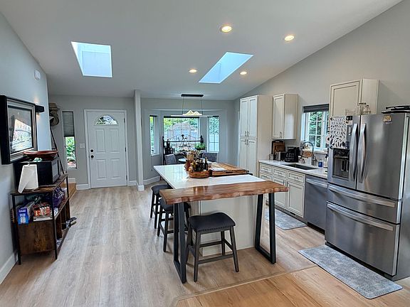 4th image of 2637 Afton Pl NE