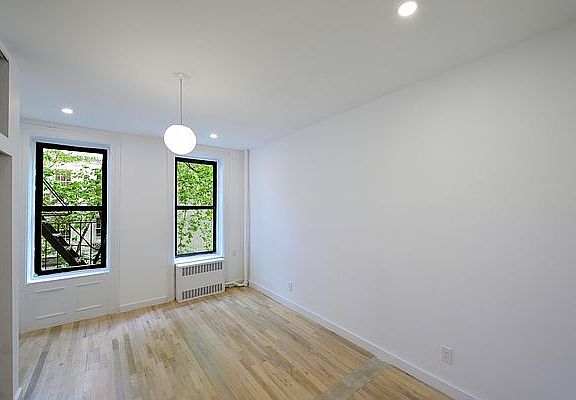 2nd image of 190 Avenue Of The Americas APT 2RS