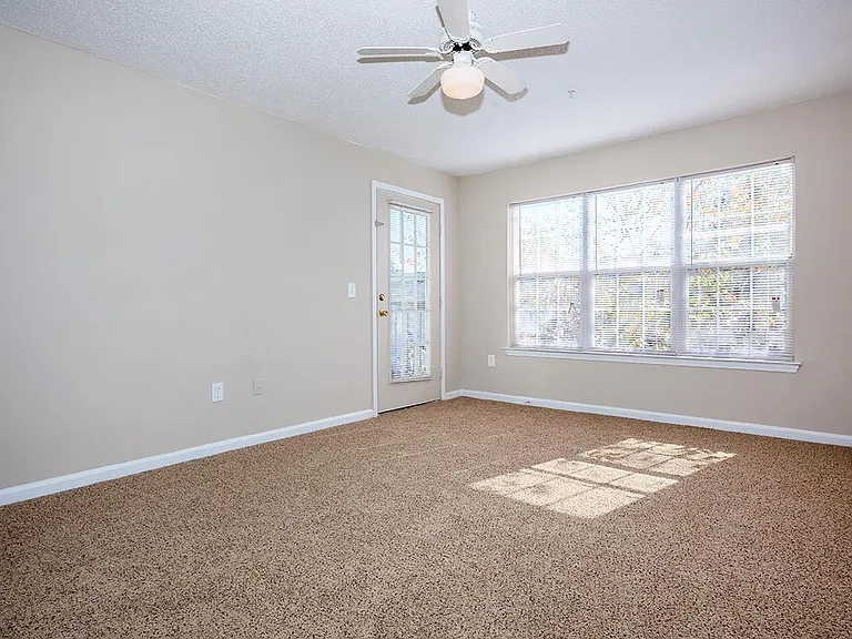 Laurelwood Park Apartments — Photo 3