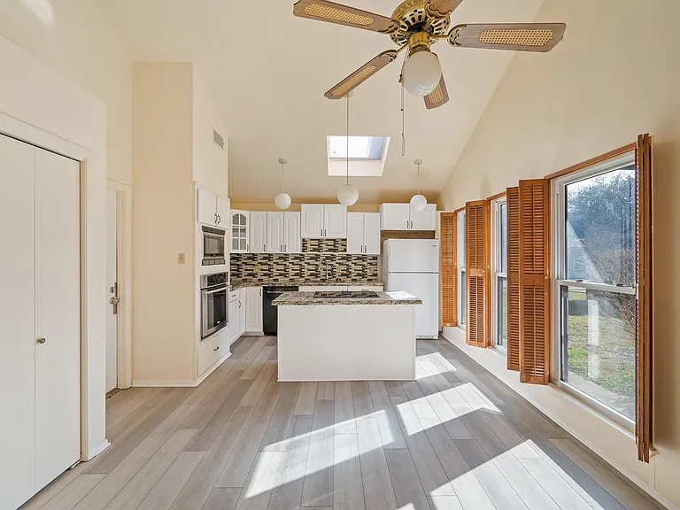 4330 Willow Beach Dr — Photo 12
