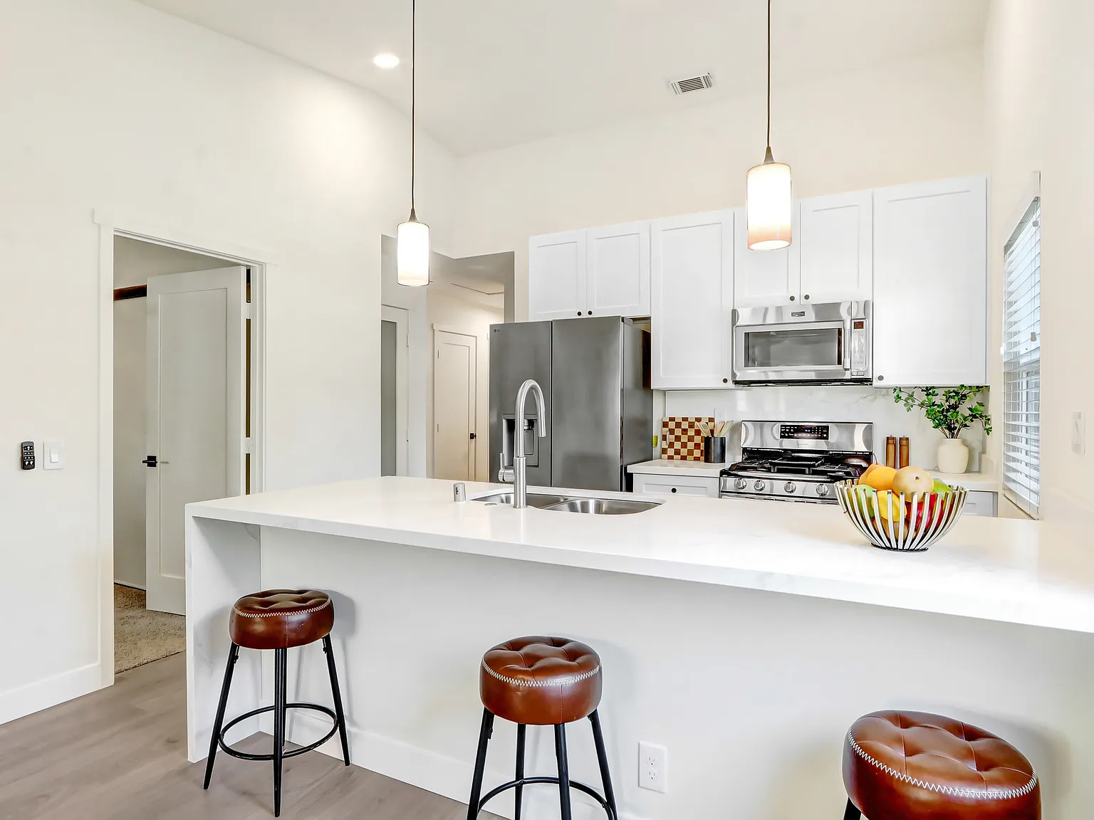 2 bed, 1000 sqft, $3,195 — Photo 3