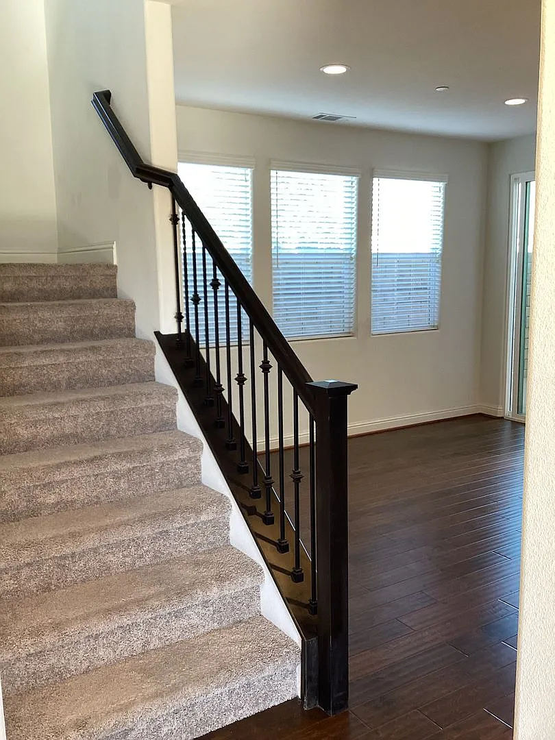 Beautiful Newer Two Story Home in HG Gardens Development — Photo 2