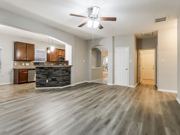 5th image of 12927 Pine Woods St