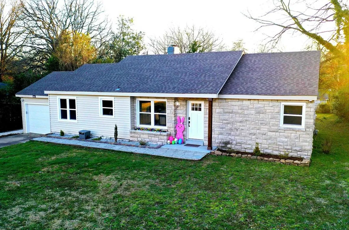 1033 N Pine St — Photo 1