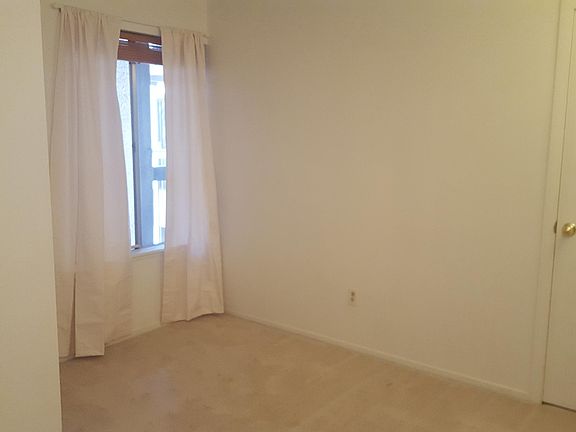 5th image of 3146 Lakeside Dr APT 203