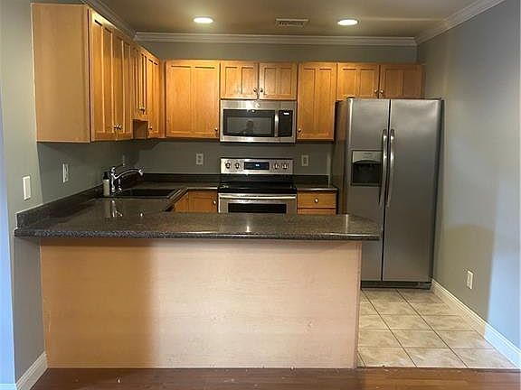 4th image of 335 Gregory Ct #1