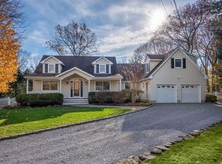 40 Trainer Ct, Huntington, NY 11743