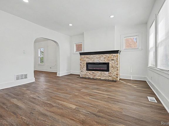 2nd image of 15357 Rutherford St