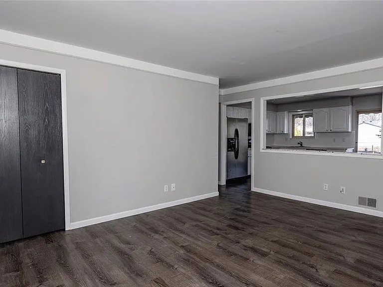 21825 Ridgeway St — Photo 3