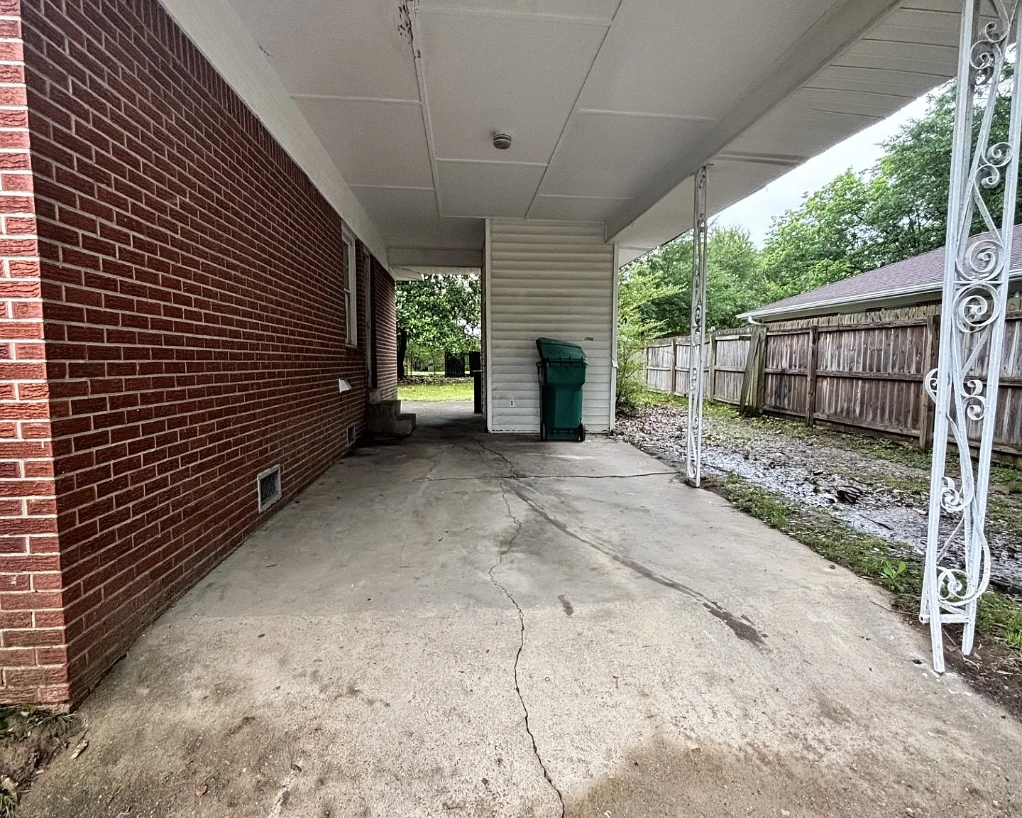 4 bed, 1.5 bath, 1548 sqft, $1,300 — Photo 2