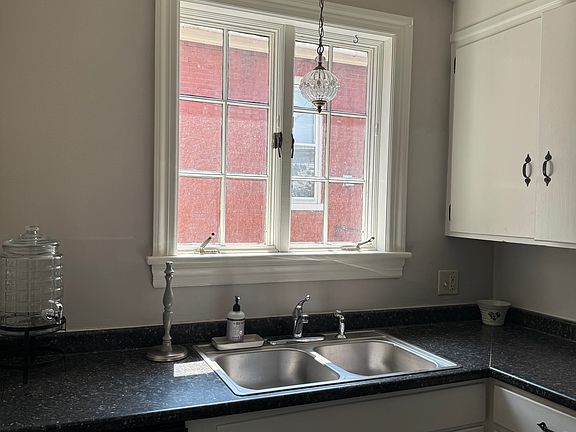 3rd image of 124 Carlisle St APT 2